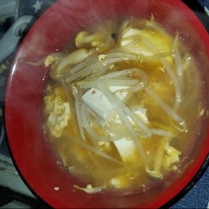 キムチの素で簡単！豆腐ともやしのピリ辛卵スープ